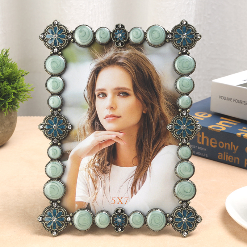 Creative and beautiful decorative metal photo frame